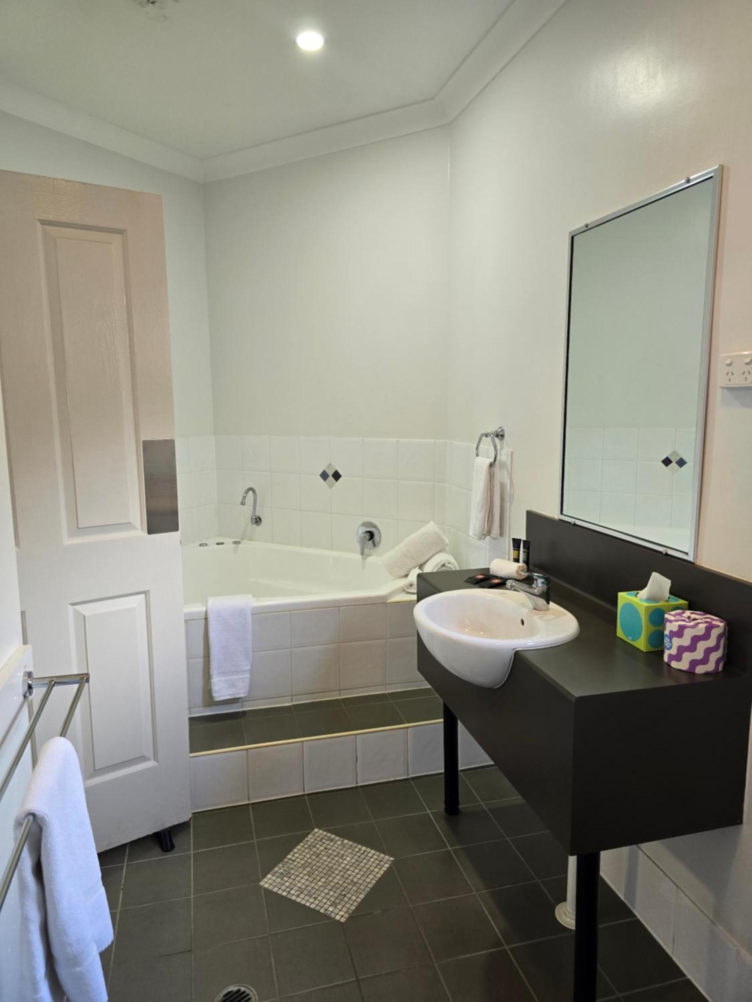 קינגארוי Ascot Lodge Motor Inn מראה חיצוני תמונה